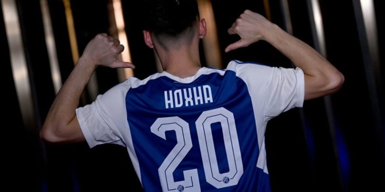 FOTO/ Arbër Hoxha “shtegton” në verë, Dinamo Zagreb e nxjerr në shitje