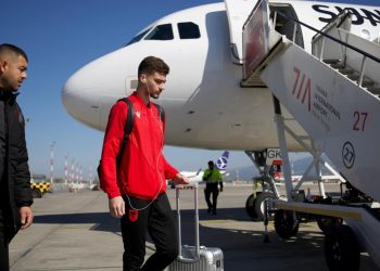 “Shqiponjat” zbarkojnë në Varshavë, tifozët kuqezi i presin në aeroport (VIDEO)