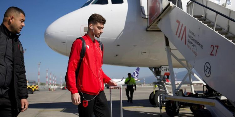 “Shqiponjat” zbarkojnë në Varshavë, tifozët kuqezi i presin në aeroport (VIDEO)