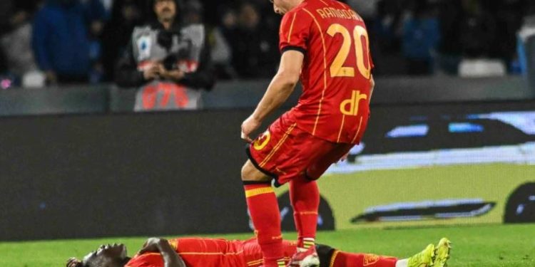 Panik në Serinë A, lojtari bie pa ndjenja në fushë dhe futbollisti i Kombëtares me Conten vrapojnë të parët drejt tij