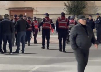 VIDEO/ Kaos, përplasje dhe tension pas ndeshjes Flamurtari-Elbasani! Ndërhyn Policia