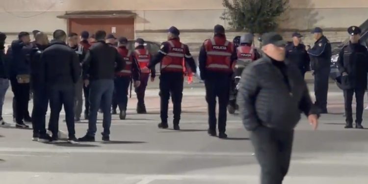 VIDEO/ Kaos, përplasje dhe tension pas ndeshjes Flamurtari-Elbasani! Ndërhyn Policia