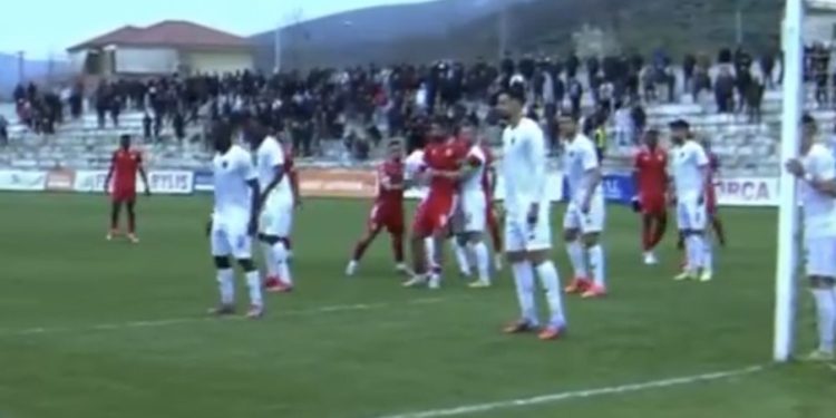 Akuzohet se shkaktoi penallti me dashje, te Flamurtari përjashtojnë Trashin! Çfarë ndodhi në ndeshjen ndaj Bylis? (VIDEO)