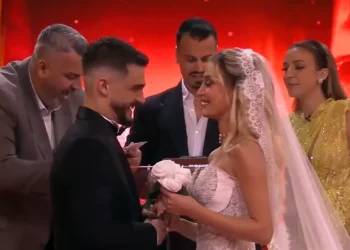 DJ Gimbo dhe Selin Bollati kurorëzojnë dashurinë në Big Brother VIP, ndërpritet ceremonia nga Rogerti!