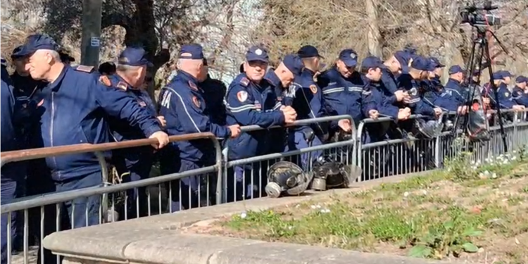 Protesta e opozitës, 1600 policë rrethojnë Parlamentin