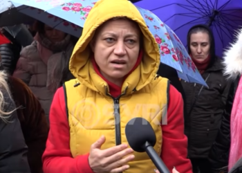 Gratë e fasonerisë protestojnë në Përmet, nuk marrin rrogat prej muajit tetor (VIDEO)