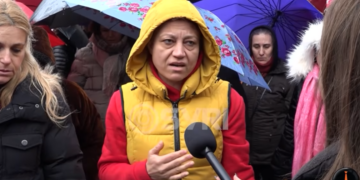 Gratë e fasonerisë protestojnë në Përmet, nuk marrin rrogat prej muajit tetor (VIDEO)