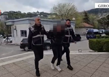Thyen masën e sigurisë dhe mbanin radio policie në makinë, dy të arrestuar në Gjirokastër (VIDEO)