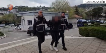 Thyen masën e sigurisë dhe mbanin radio policie në makinë, dy të arrestuar në Gjirokastër (VIDEO)