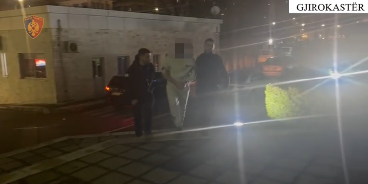 Supermashtruesi nga Saranda arrestohet në Gjirokastër, merrte para duke u hequr si punonjës i IKMT, AKU dhe Tatimeve (VIDEO)