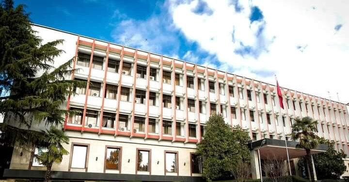 Ministria e Jashtme apel shqiptarëve në Iran: Kontaktoni ambasadën në Ankara para udhëtimit drejt Shqipërisë përmes Turqisë