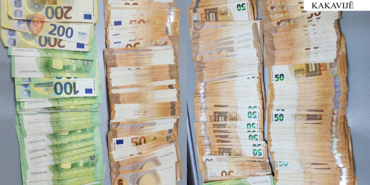Nuk u deklaruan në kufi, bllokohen 26 mijë euro në Kakavijë