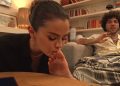 “Puthja e këmbëve të partnerit”: Ç’tregon psikologjia pas gjestit të Selena Gomez ndaj Benny Blanco-s?