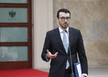 Nafta 214 lekë/litër! Ministri Karakaçi: Taksa nuk ulet!