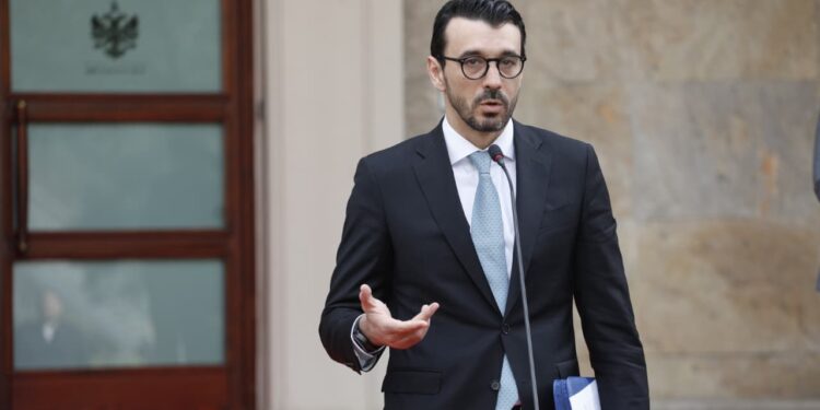 Nafta 214 lekë/litër! Ministri Karakaçi: Taksa nuk ulet!