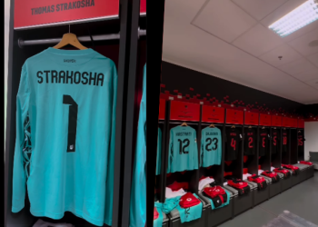 Pamjet nga dhomat e zhveshjes/ Shqipëria me fanellat e zeza, polakët zbresin me…ushtri