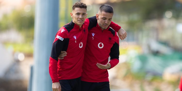 Sylvinho sheh “makthe”, Asllani del nga fusha duke çaluar