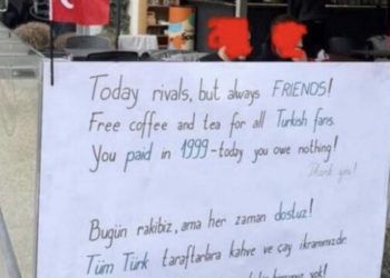 “Borxhin e keni larë në 1999”, restoranti në Prishtinë ofron kafe dhe çaj falas për tifozët turq