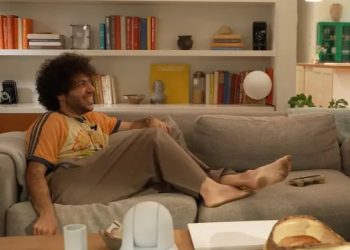 “Edhe kur nuk bëj dush, unë mbaj erë të mirë!”/ Benny Blanco tallet me thashethemet për higjienën, pasi videoja me këmbët e pista u bë virale