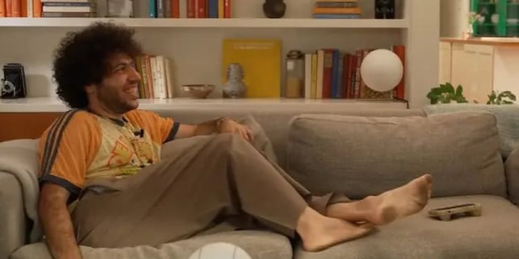 “Edhe kur nuk bëj dush, unë mbaj erë të mirë!”/ Benny Blanco tallet me thashethemet për higjienën, pasi videoja me këmbët e pista u bë virale