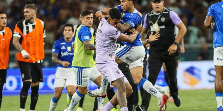 Epike në Brazil, përleshje masive në Cruzeiro-Ateltico Mineiro, 23 kartona të kuq