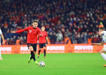 FOTO/ Forma fantastike “zbut” Sylvinho-n, takim “kokë me kokë” me Muçin