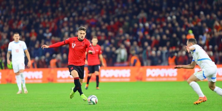 FOTO/ Forma fantastike “zbut” Sylvinho-n, takim “kokë me kokë” me Muçin