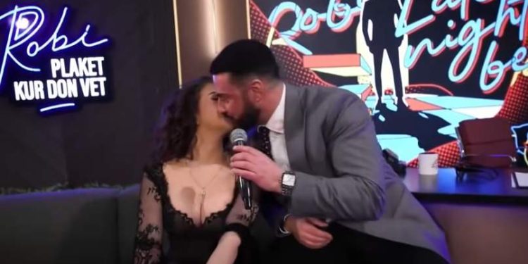 E papritur, Robert Berisha puth në buzë Vivien Thanon