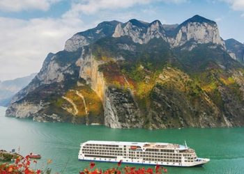 341 metra e gjatë dhe mund të akomodojë 5,200 pasagjerë, Kina lançon anijen gjigante turistike