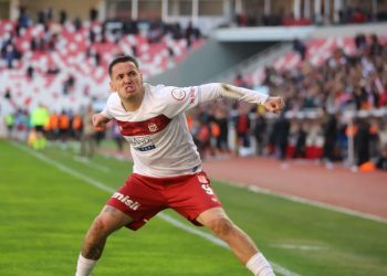 Manajn e “qajnë” edhe në Turqi, trajneri i Sivasspor “kryqëzon gishtat”: Shpresojmë të rikthehet në “play-off”