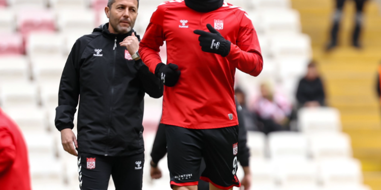 Tronditet Sylvinho, dëmtimi i rendë i Rey Manaj ndryshon planin anti-Poloni