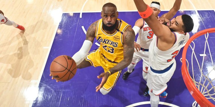 NBA/ Lakers bën “bis”, kalifornianët mundin Knicks, Spurs fiton derbin teksan