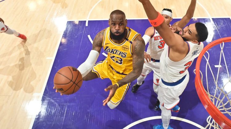 NBA/ Lakers bën “bis”, kalifornianët mundin Knicks, Spurs fiton derbin teksan