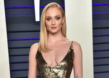 Incident në set, Sophie Turner detyron ndërprerjen e xhirimeve të “Tomb Raider”