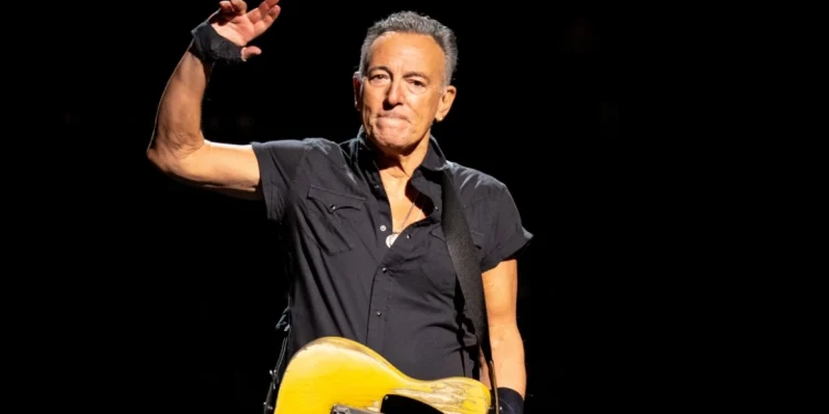 Reagime ndaj biletave të shtrenjta për turneun e Bruce Springsteen: Po mbroni demokracinë me rregulla të tregut të lirë