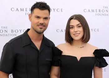 “Baby on the way”/ Taylor Lautner dhe bashkëshortja surprizojnë me lajmin e ëmbël