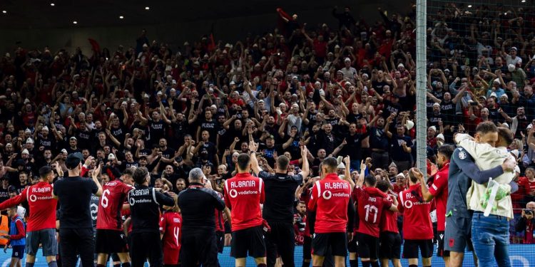 3 mijë “zemra” kuqezi në Varshavë, “avullojnë” të gjithë biletat në dispozicion të Shqipërisë