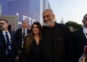 Rama përqafohet me ambasadoren e SHBA në Athinë