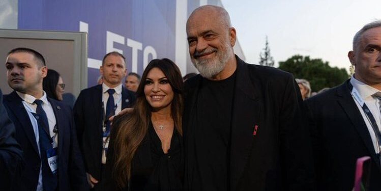 Rama përqafohet me ambasadoren e SHBA në Athinë