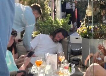 FOTO/ Jack Grealish nuk ndryshon, fotografohet i dehur dhe në gjumë