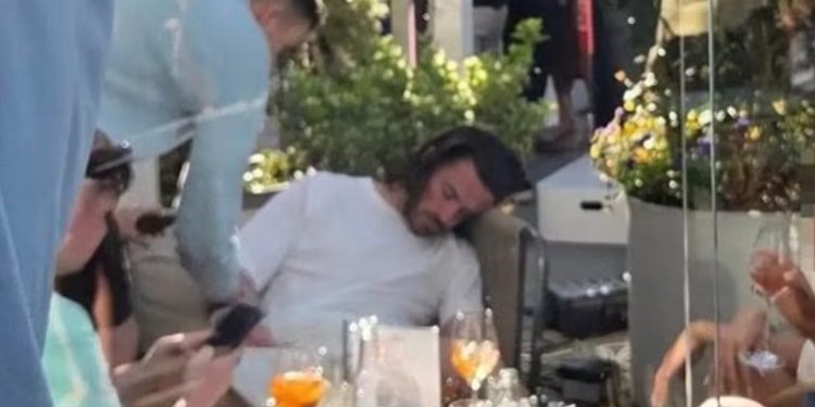 FOTO/ Jack Grealish nuk ndryshon, fotografohet i dehur dhe në gjumë