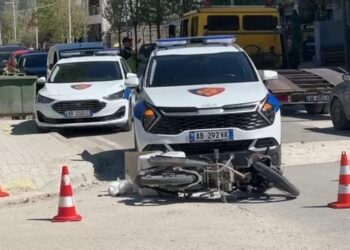Aksident në rrugën e Plazhit të Vjetër në Vlorë, plagoset lehtë një person