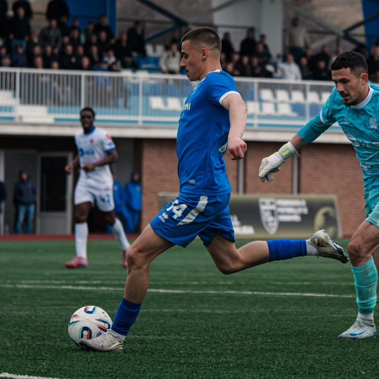 ZYRTARE/ Humbja tronditëse për klubin e Superligës, trajneri me stafin largohen pak javë para fundit