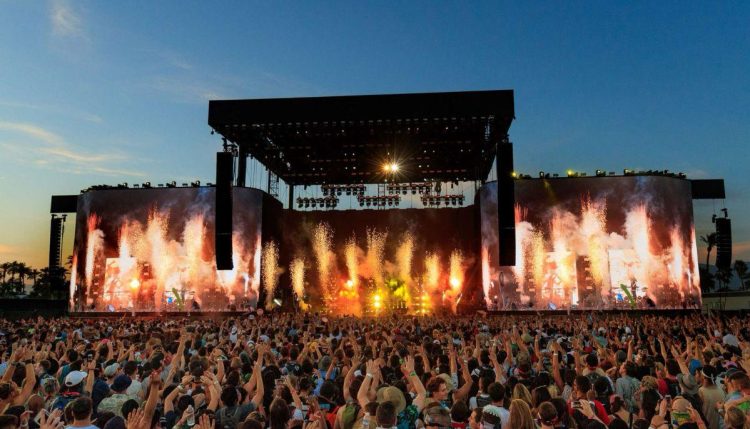 Panik në Coachella, shembet struktura, një grua mbetet e plagosur