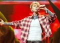 Machine Gun Kelly flet hapur për mënyrën se si akuza për drogë ende ndikon në jetën e tij