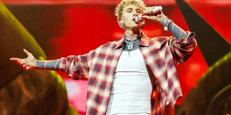 Machine Gun Kelly flet hapur për mënyrën se si akuza për drogë ende ndikon në jetën e tij
