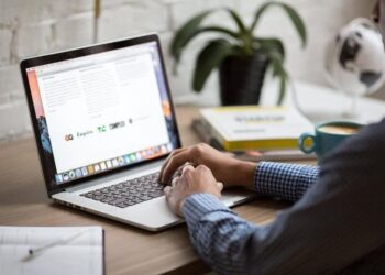 E pazakontë: Mësuesi i Informatikës vjedh laptopët e shkollës dhe zhduket