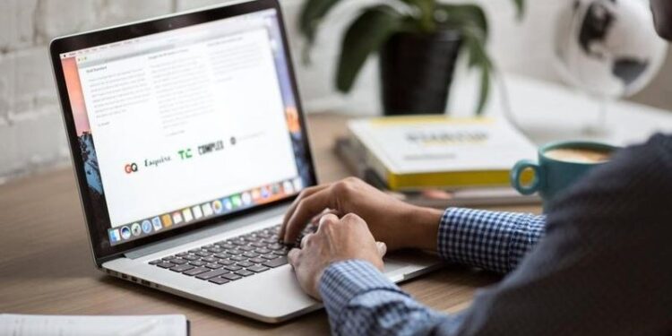 E pazakontë: Mësuesi i Informatikës vjedh laptopët e shkollës dhe zhduket