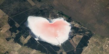 Stacioni Ndërkombëtar Hapësinor regjistroi ‘një zemër’ gjigante rozë në Argjentinë, NASA nxjerr imazhin e veçantë