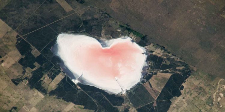 Stacioni Ndërkombëtar Hapësinor regjistroi ‘një zemër’ gjigante rozë në Argjentinë, NASA nxjerr imazhin e veçantë